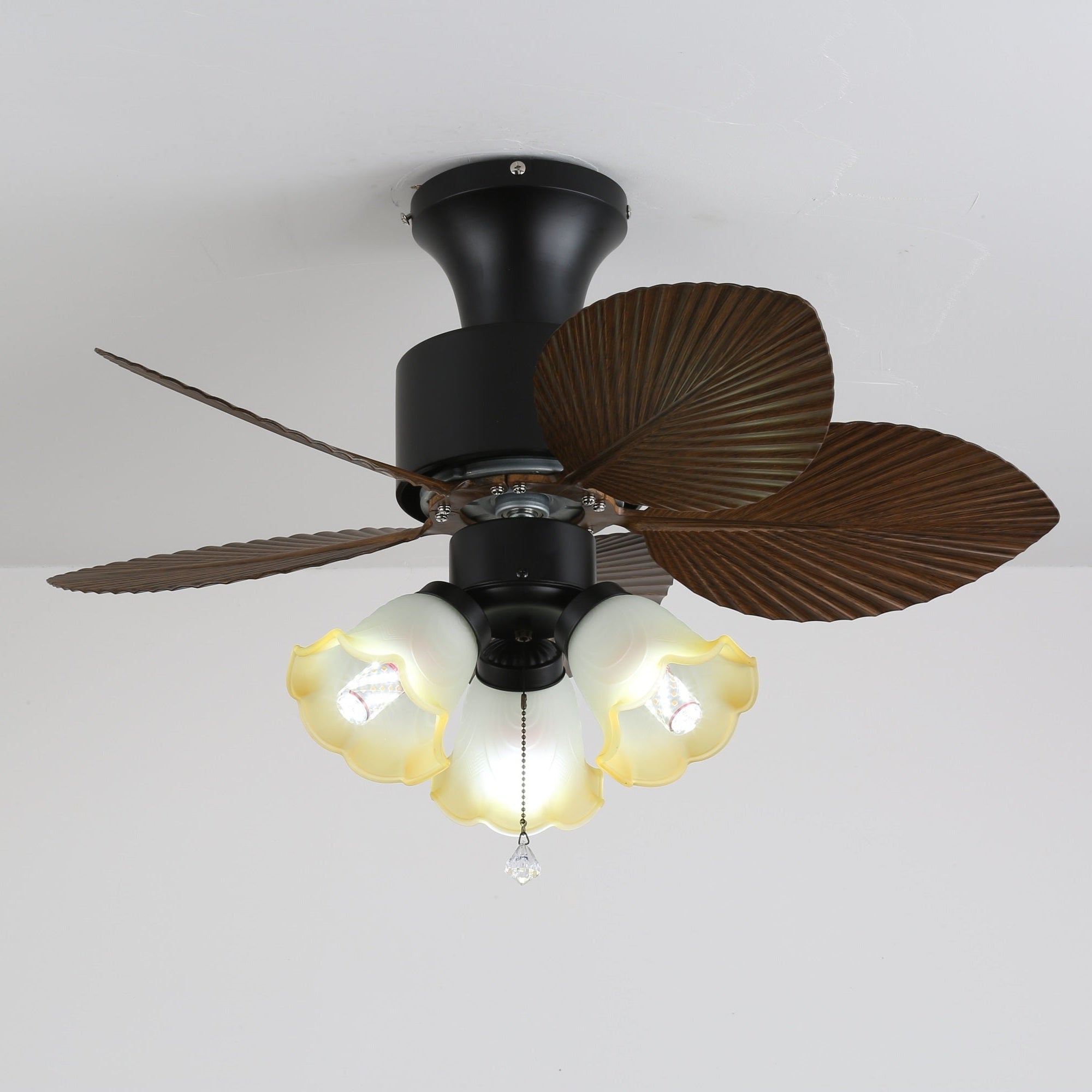 Ventilatore da soffitto con luce Marvella in legno vintage in un interno minimalista