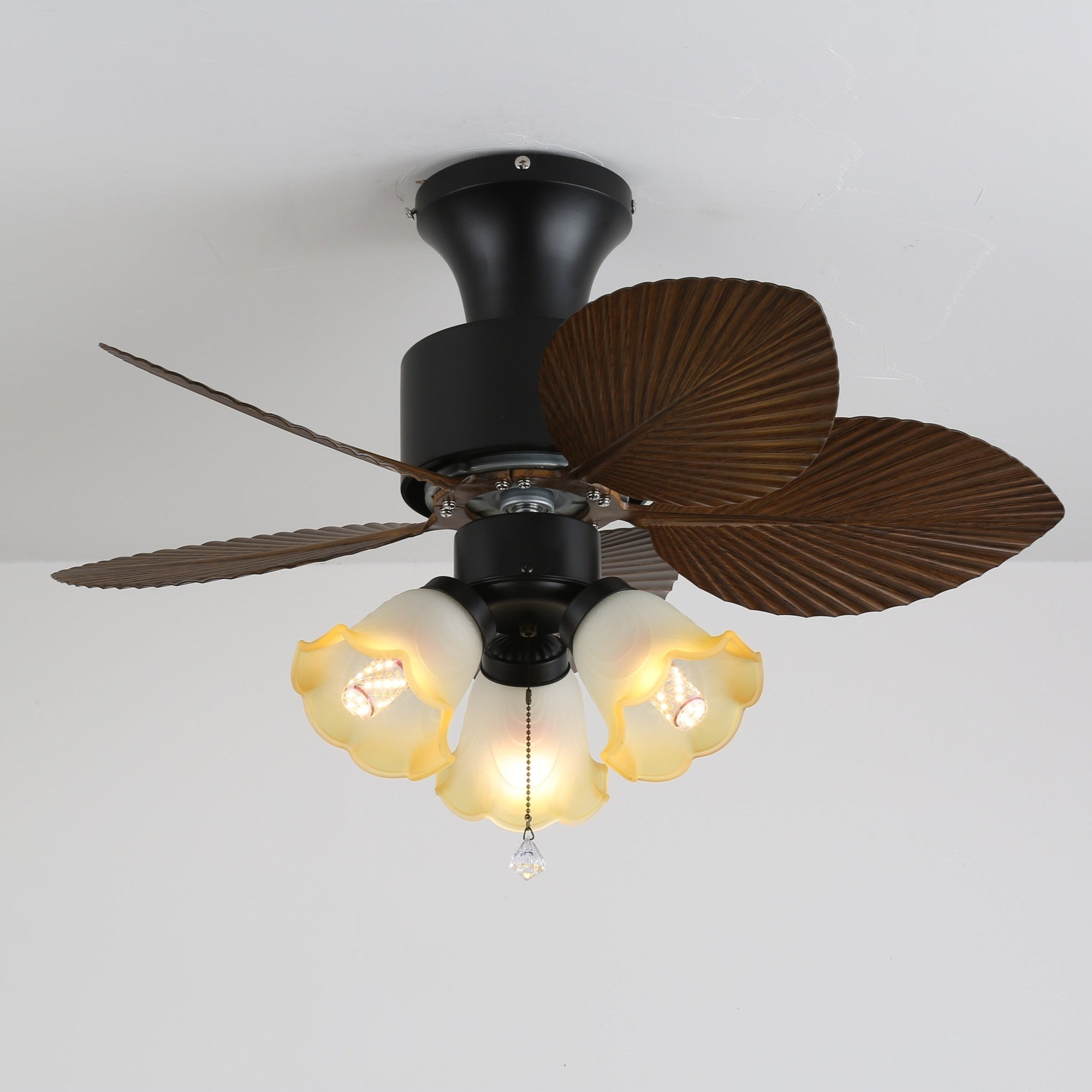 Un'altra prospettiva del ventilatore da soffitto con luce Marvella in legno vintage