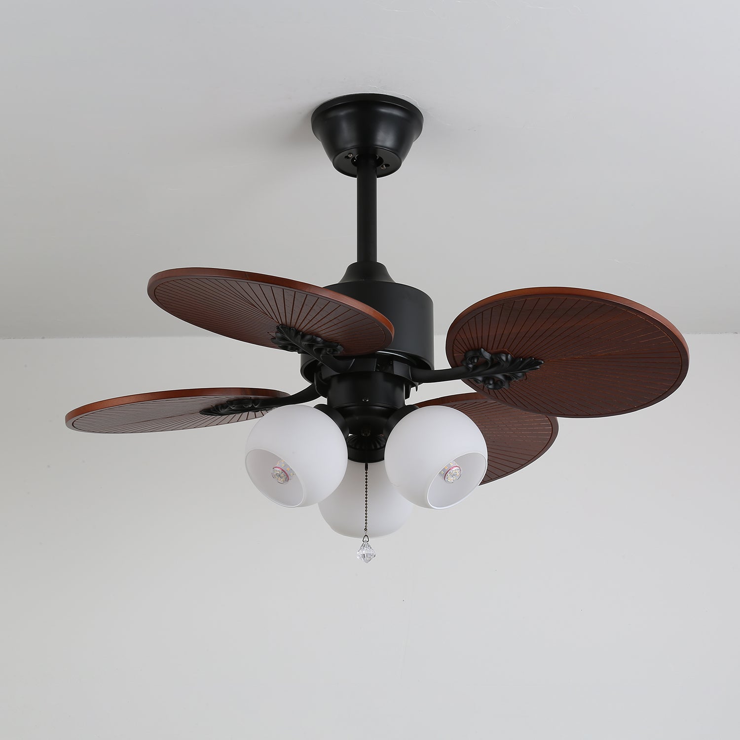Ventilatore da soffitto Solara Tropicale con tutti i componenti disposti.