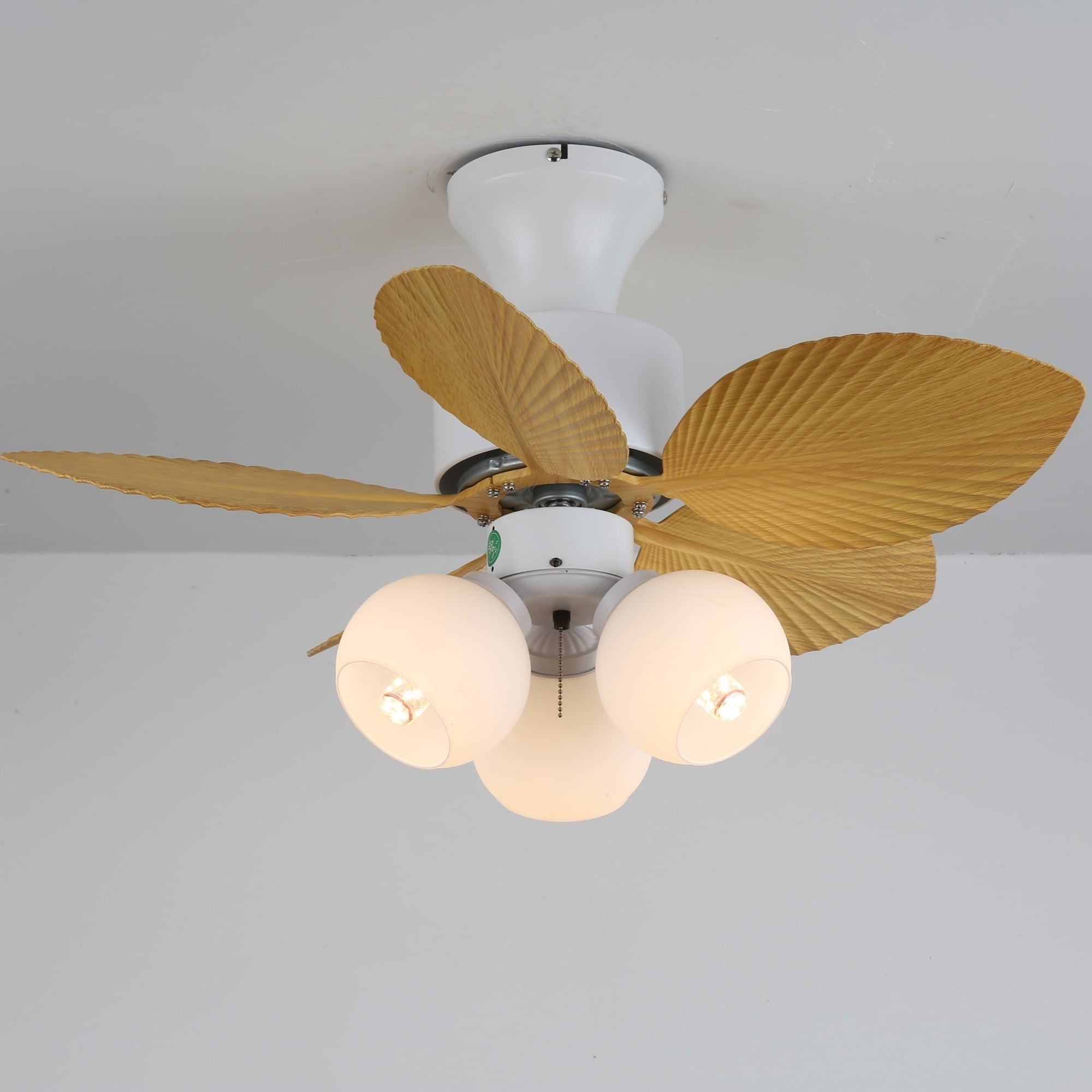 Immagine concettuale del flusso d'aria del ventilatore da soffitto con luce Marvella in legno vintage