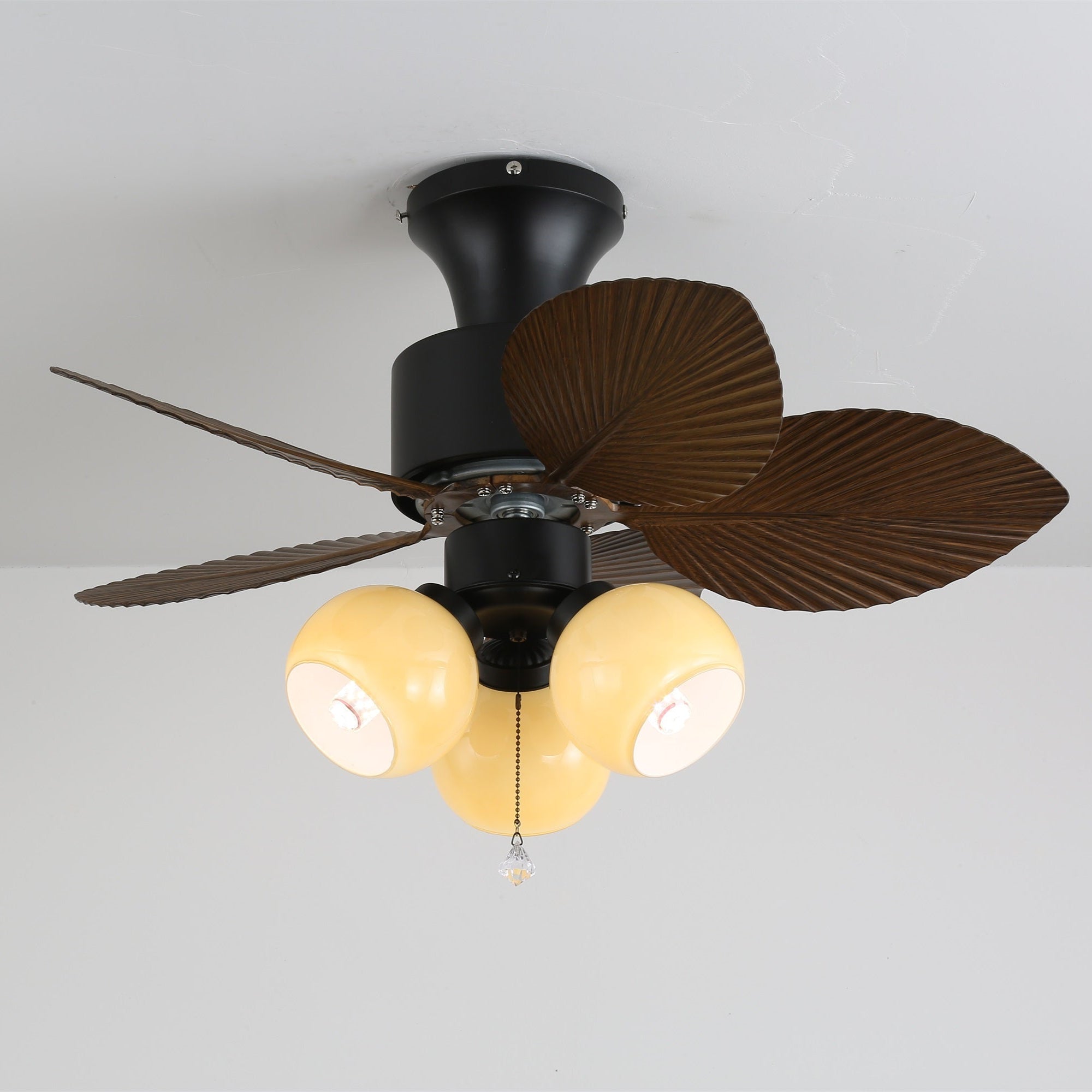 Primo piano del ventilatore da soffitto con luce Marvella in legno vintage con pale effetto legno