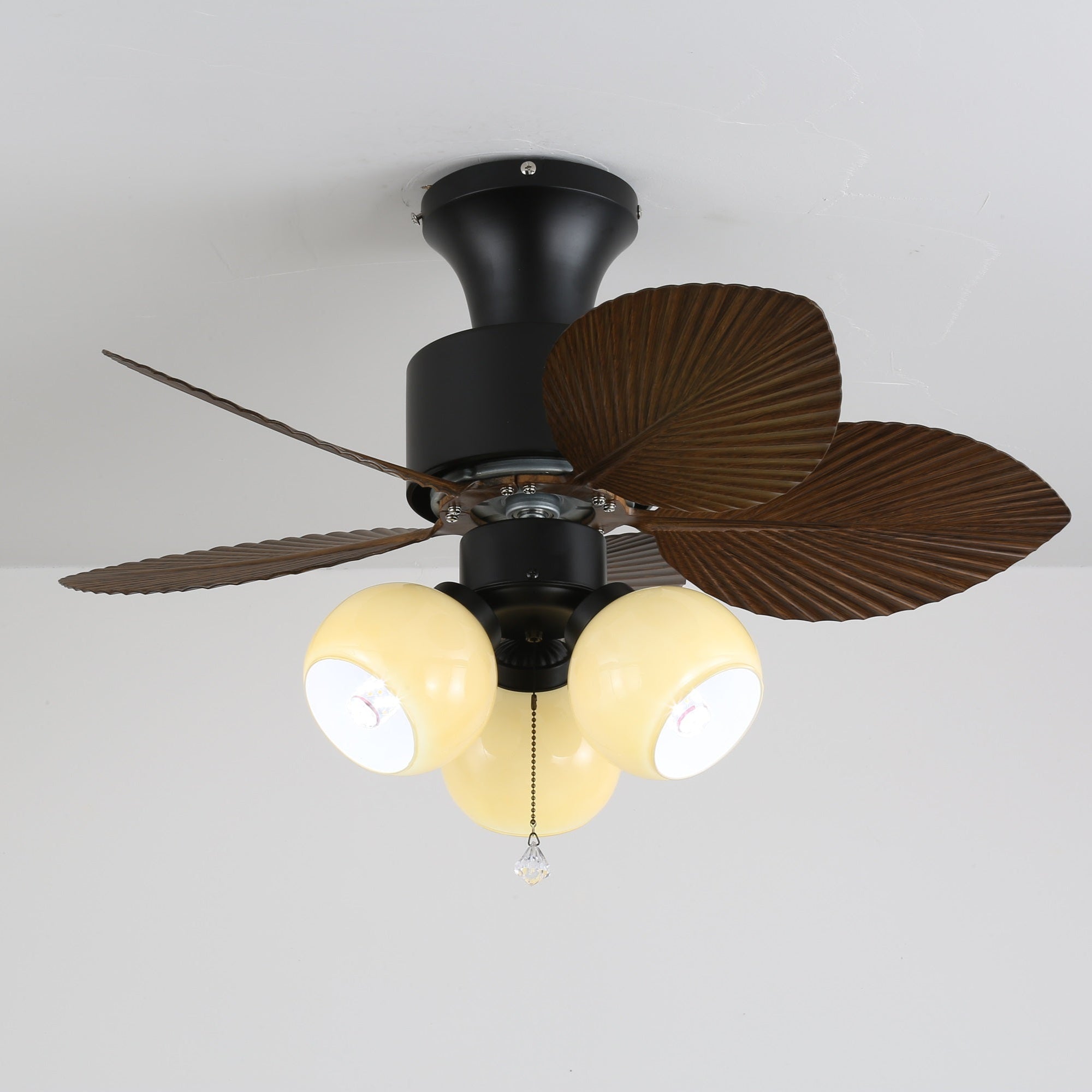 Ventilatore da soffitto con luce Marvella in legno vintage che illumina una camera da letto