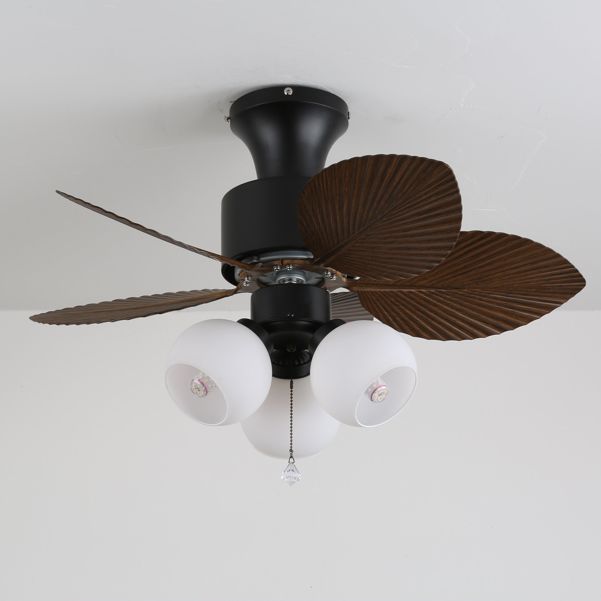 Ventilatore da soffitto con luce Marvella in legno vintage da un'angolazione inferiore, che ne mostra il design