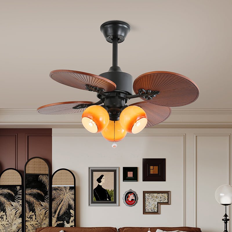 Ventilatore da soffitto Solara Tropicale in un moderno soggiorno.