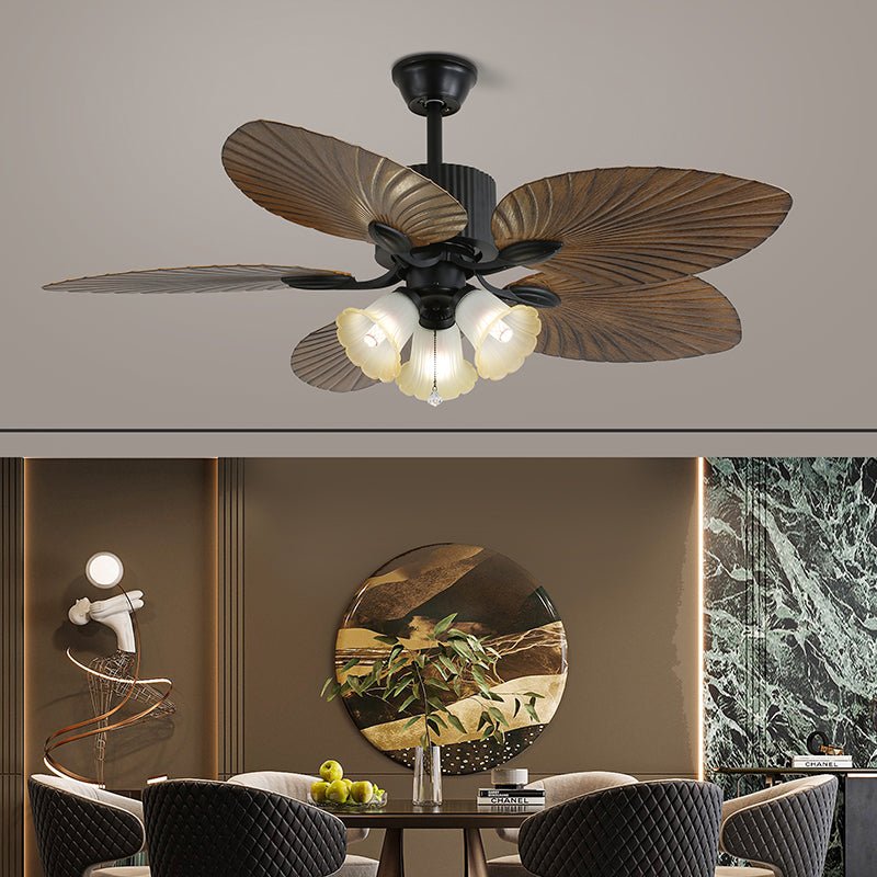 Vista dal basso del ventilatore Solara, che evidenzia la luce LED integrata.