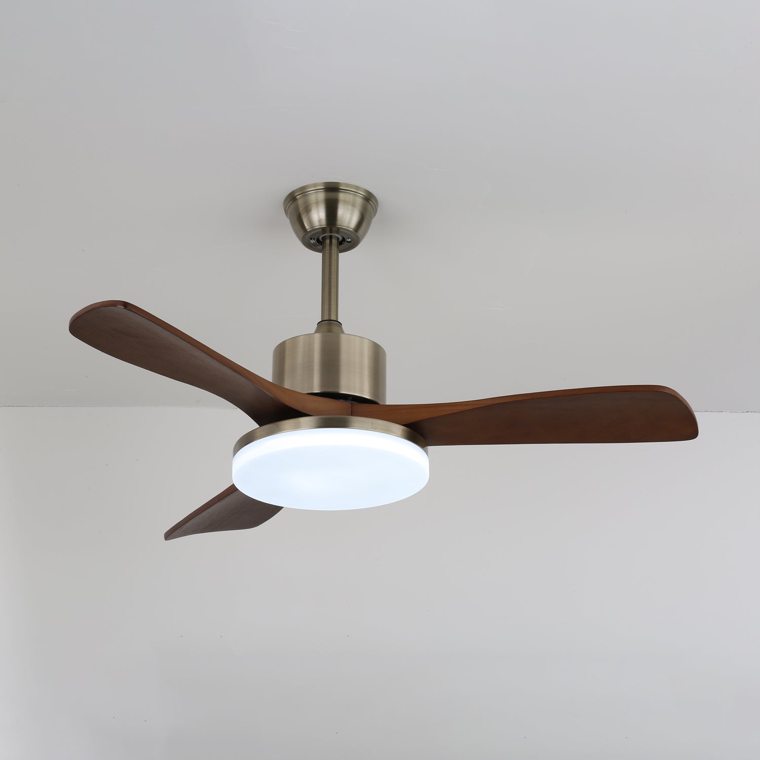 Ventilatore da Soffitto Selora con luce installato su un soffitto, a dimostrazione delle sue dimensioni