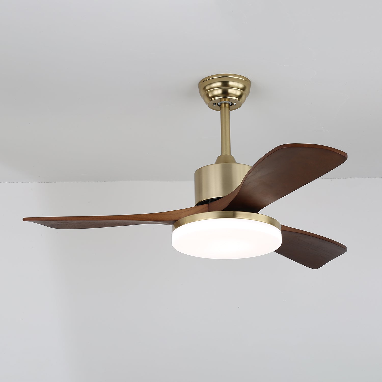 Vista angolata del Ventilatore da Soffitto Selora con luce, che ne evidenzia il design contemporaneo