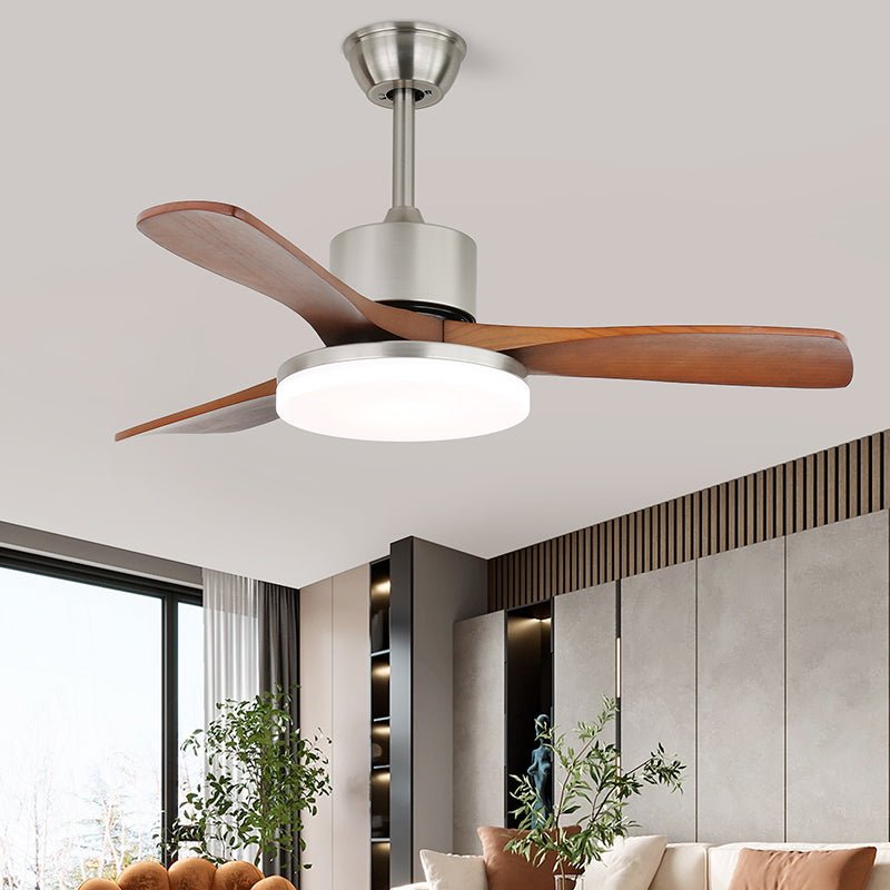 Primo piano delle pale in legno del ventilatore da soffitto Elara