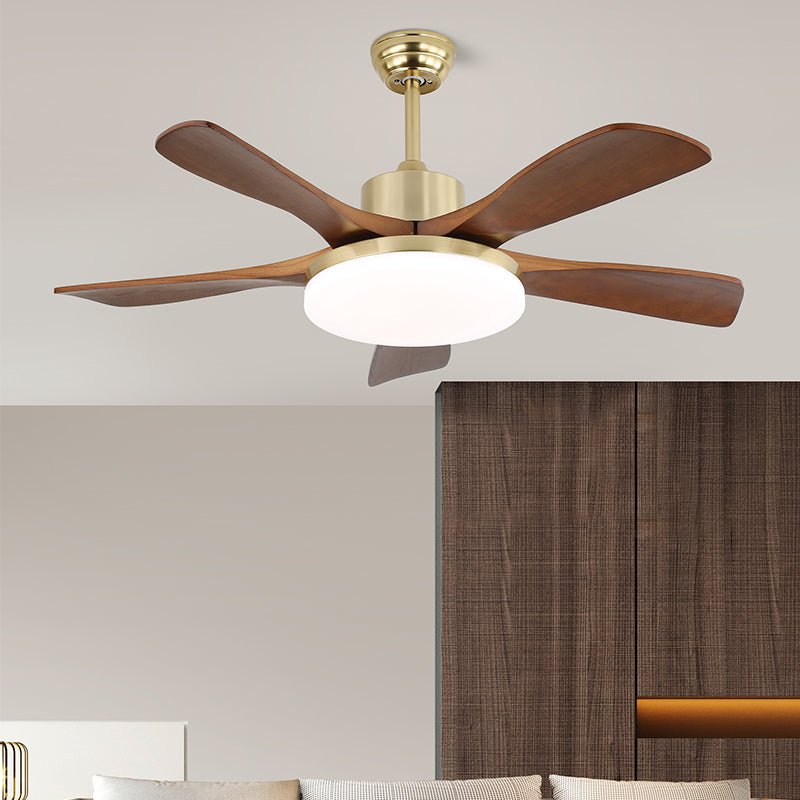 Ventilatore da soffitto Elara con pale in legno e dettagli in ottone