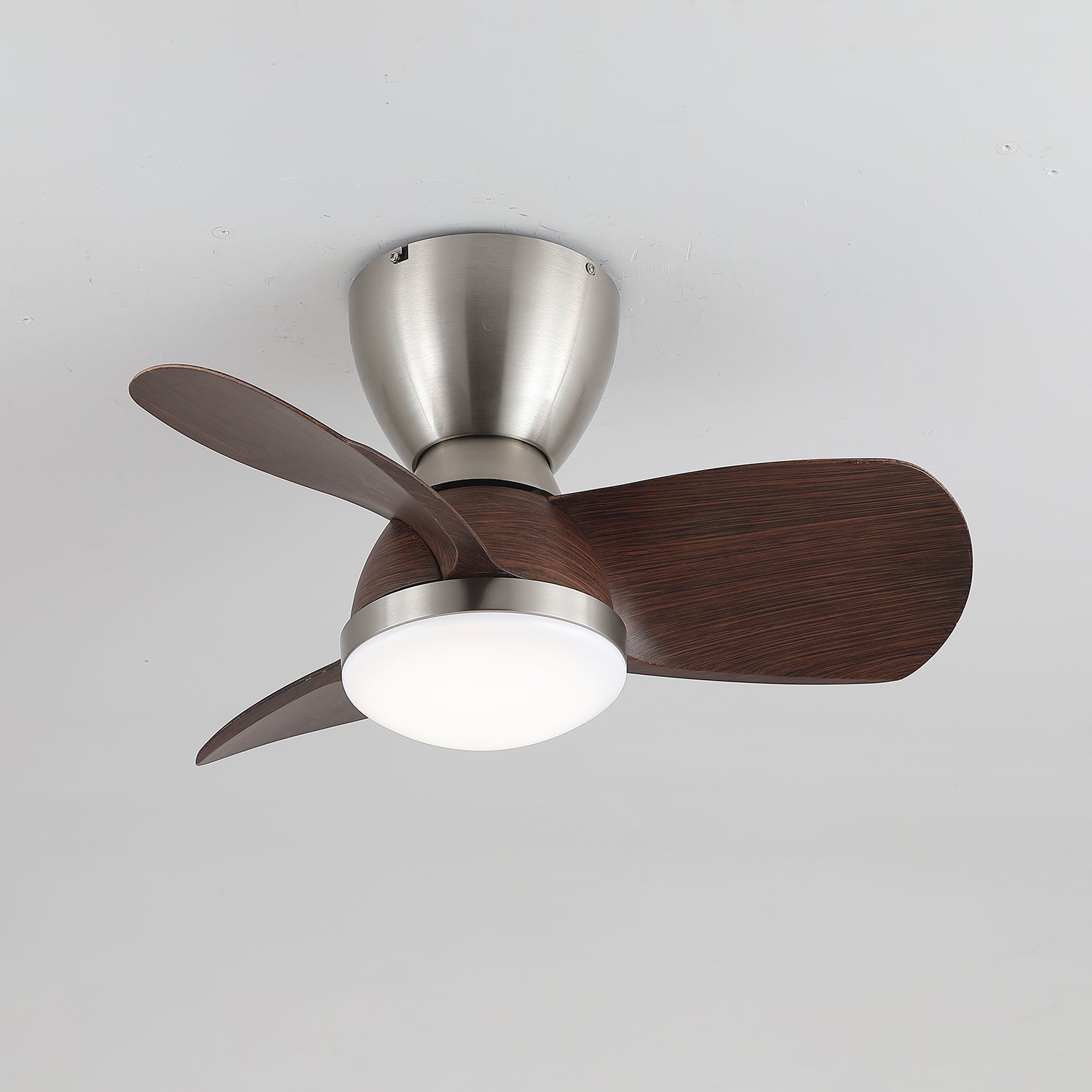 Ventilatore da Soffitto con Luce Elora installato a soffitto, ventola spenta
