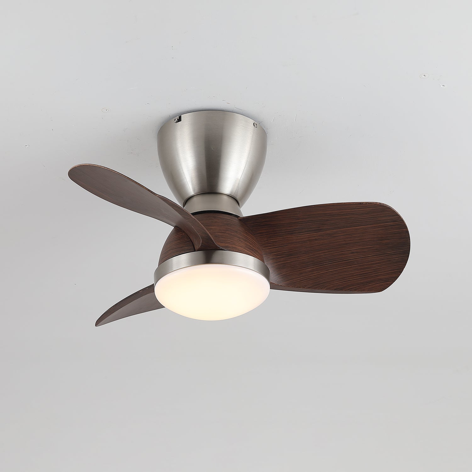 Ventilatore da Soffitto con Luce Elora con luce accesa, che illumina una stanza