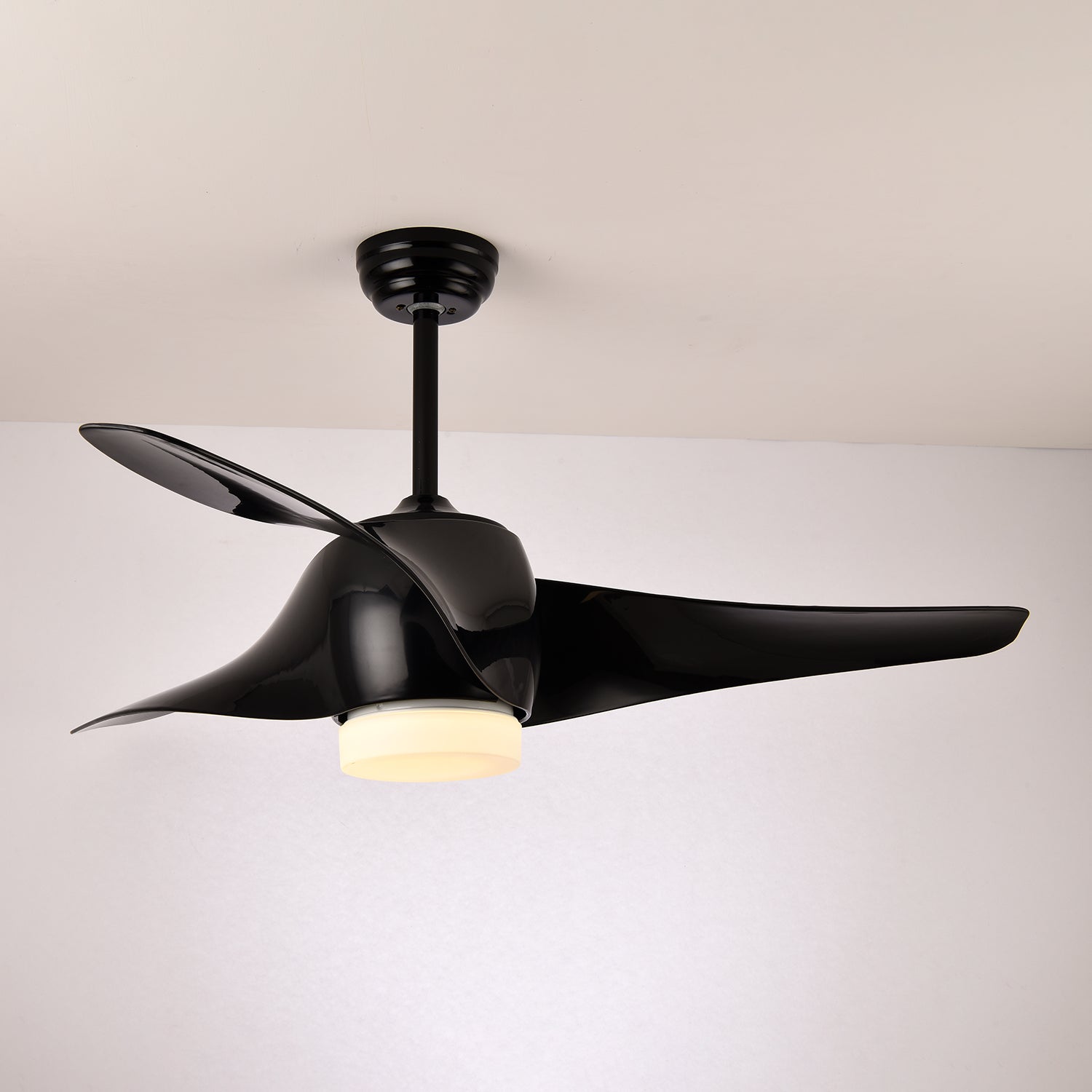 Ventilatore da soffitto con luce AeroGlow con luce LED calda (3000K) illuminata