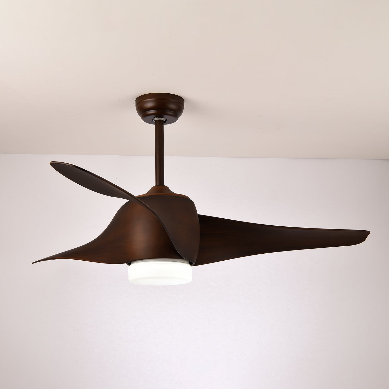Installazione cablata del ventilatore da soffitto con luce Umber