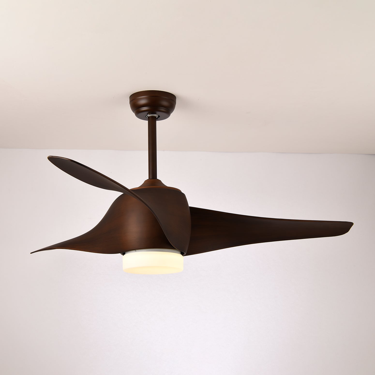 Ventilatore da soffitto con luce AeroGlow montato a soffitto, vista completa