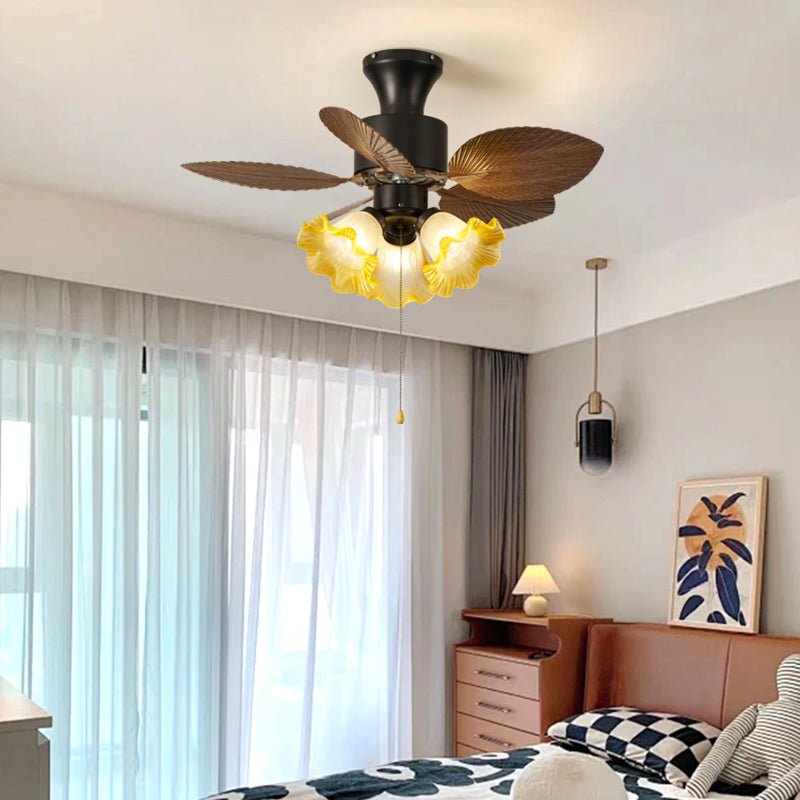 Primo piano del telecomando per il ventilatore da soffitto con luce