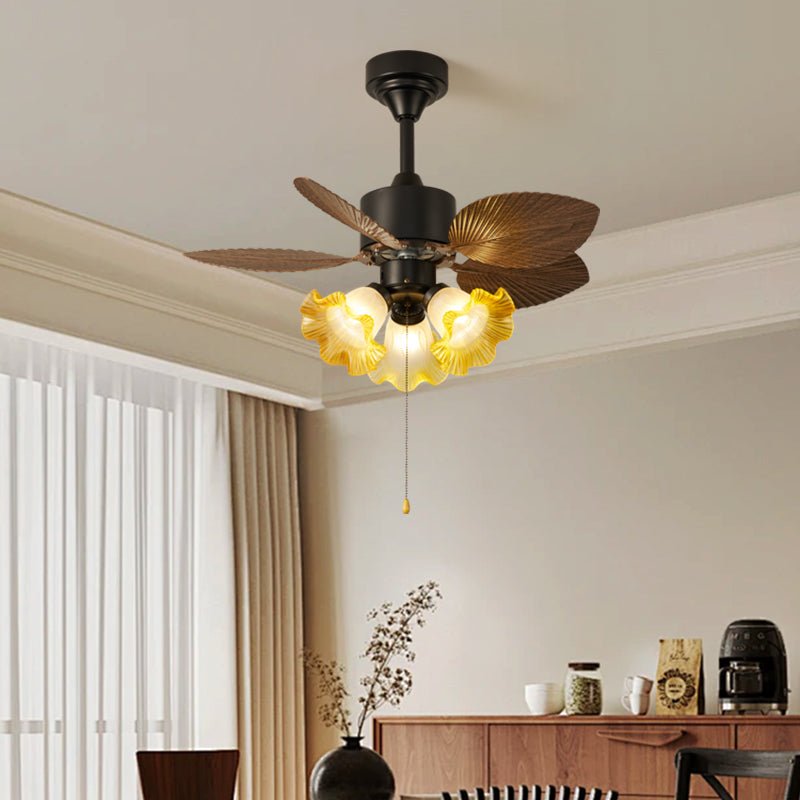 Vista dall'alto del ventilatore da soffitto con luce che evidenzia il suo design circolare