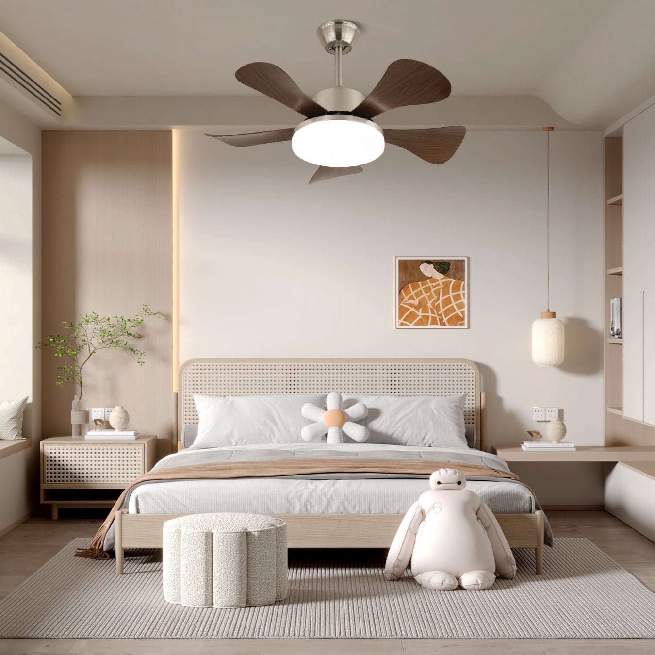 Dettaglio delle pale in legno di noce sul ventilatore da soffitto con luce