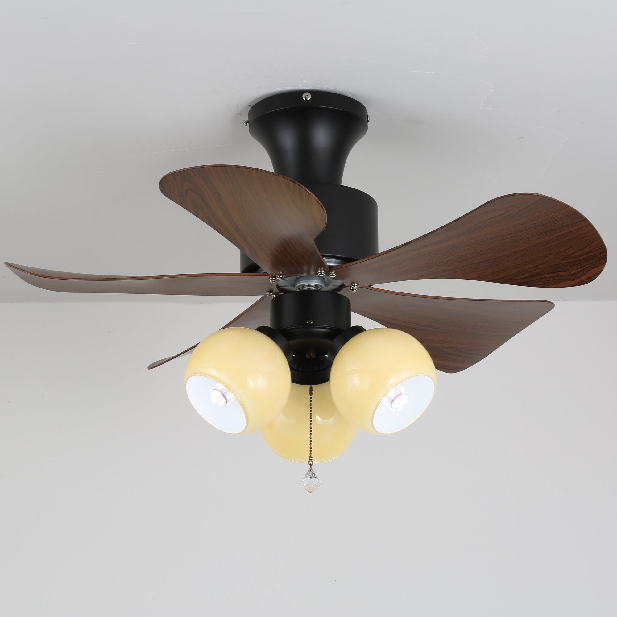 Primo piano della plafoniera ventilatore Lunara Vintage in legno, che mostra la finitura noce