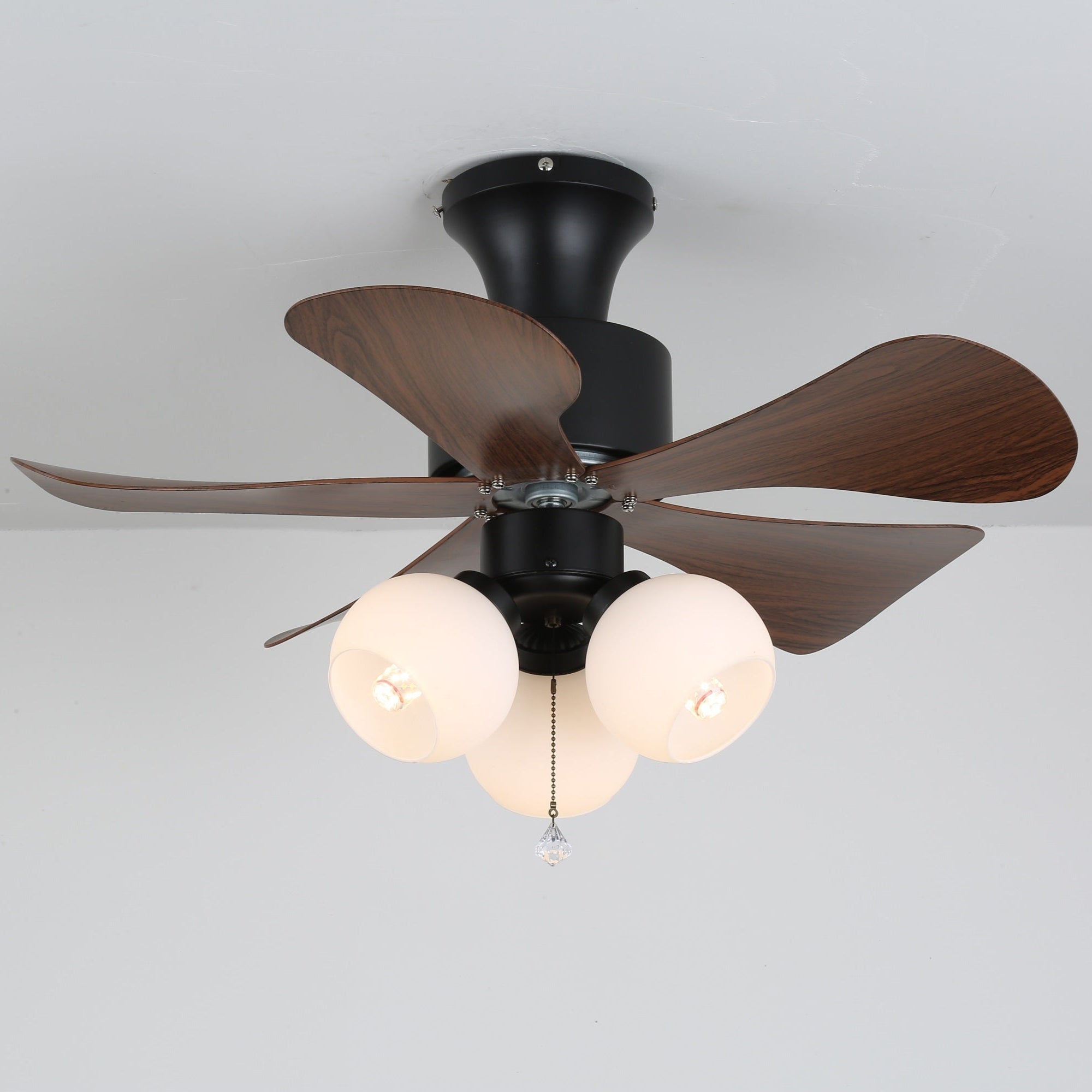 Plafoniera ventilatore Lunara Vintage in legno installata in un soggiorno