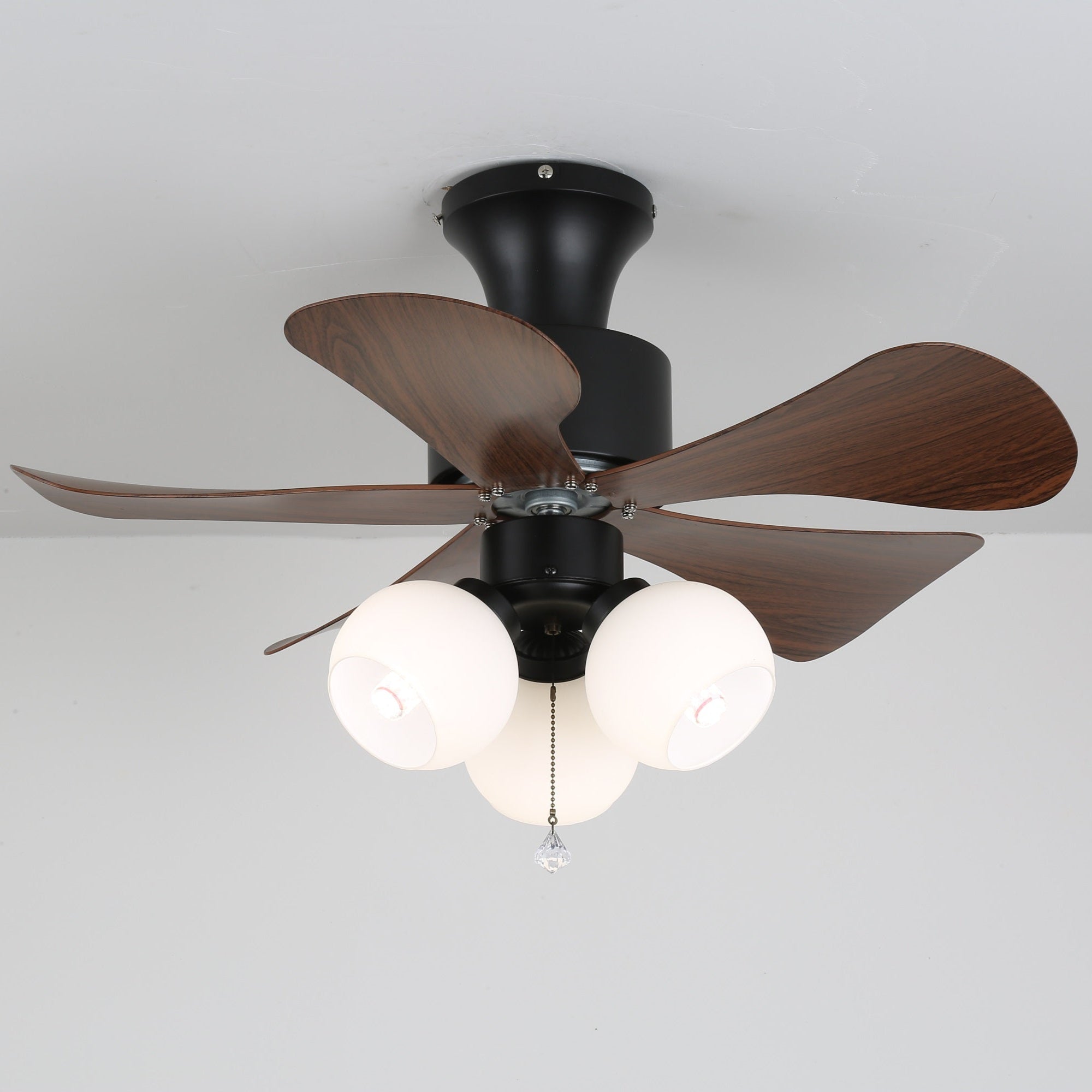 Vista laterale della plafoniera ventilatore Lunara Vintage in legno che ne mostra il design