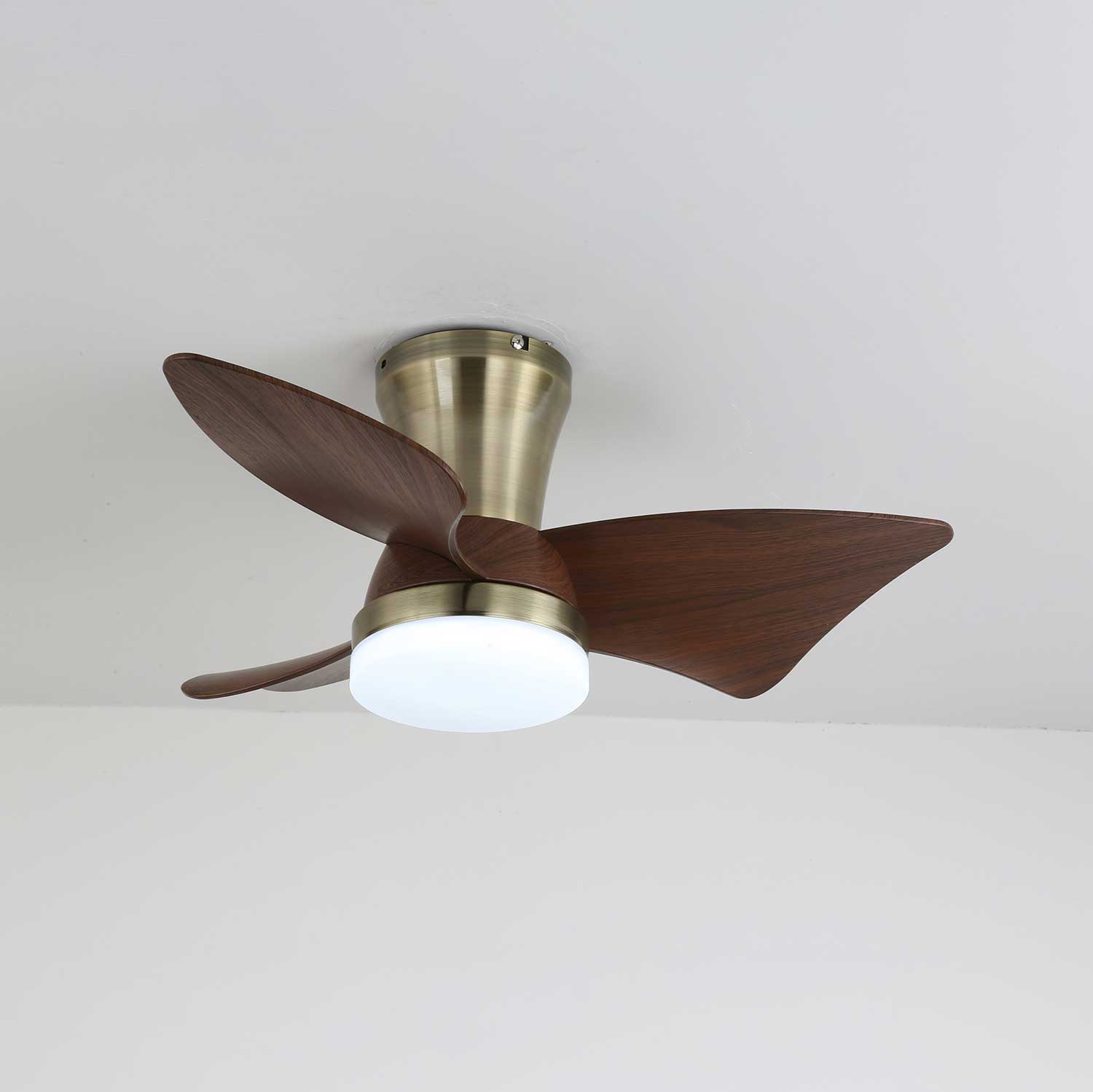 Ventilatore con luce Caspian che mostra il suo design moderno ed elegante.