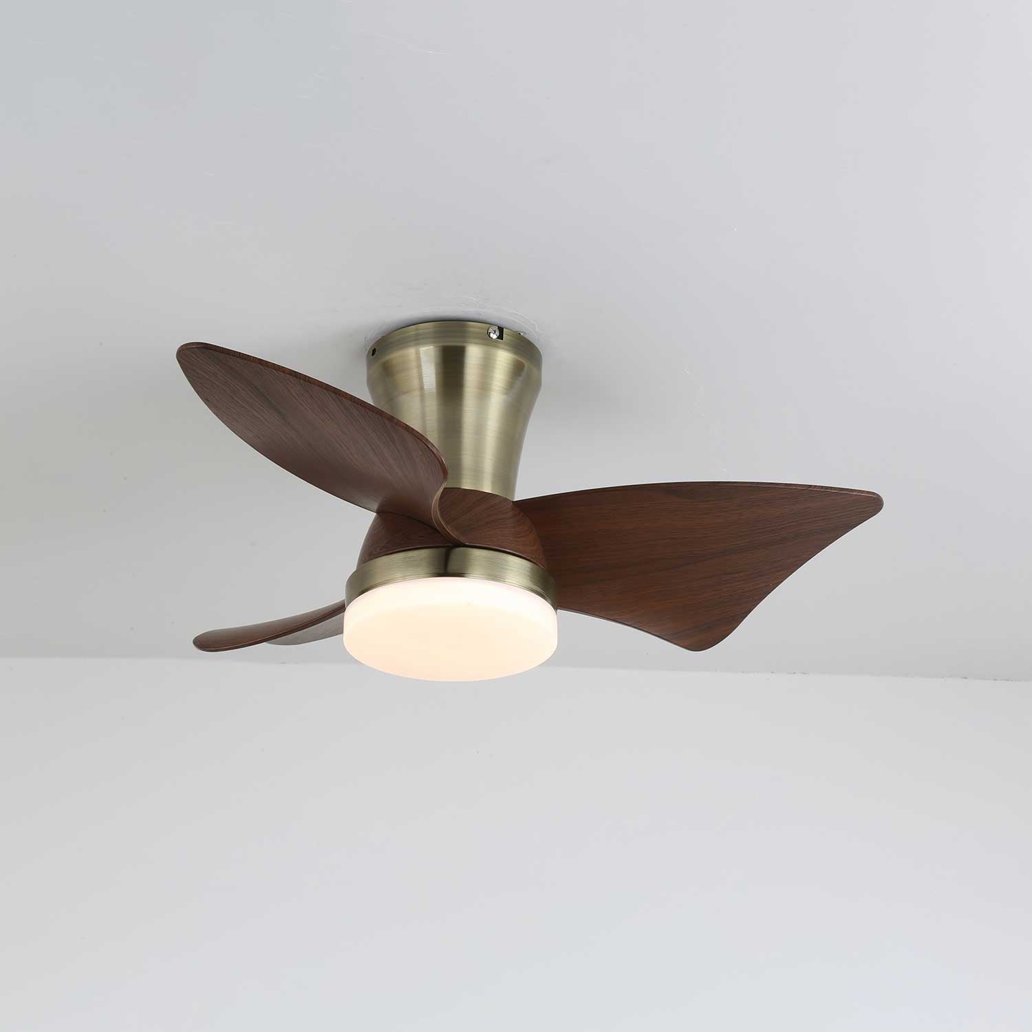 Vista angolata del ventilatore da soffitto moderno Caspian con luce.