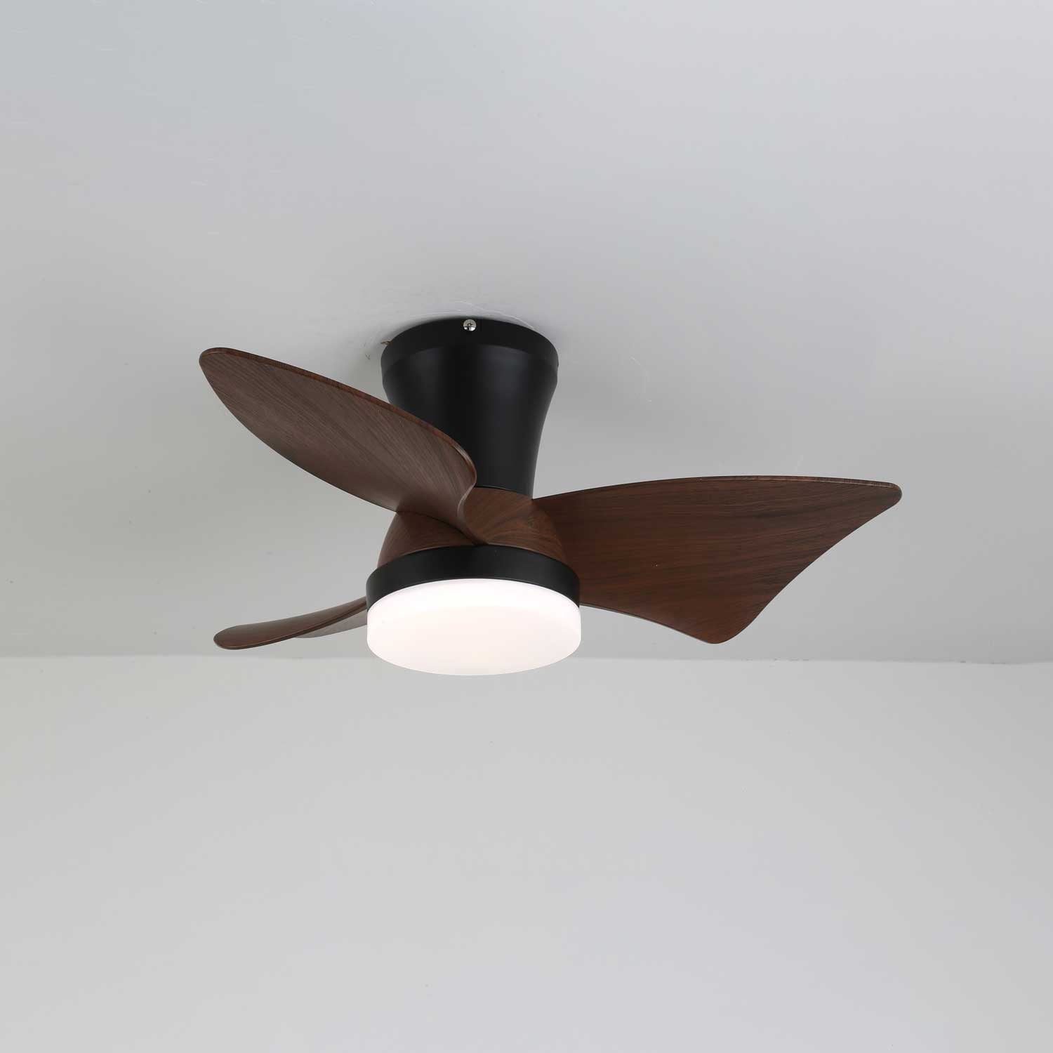 Diagramma che mostra le dimensioni del ventilatore con luce Caspian.