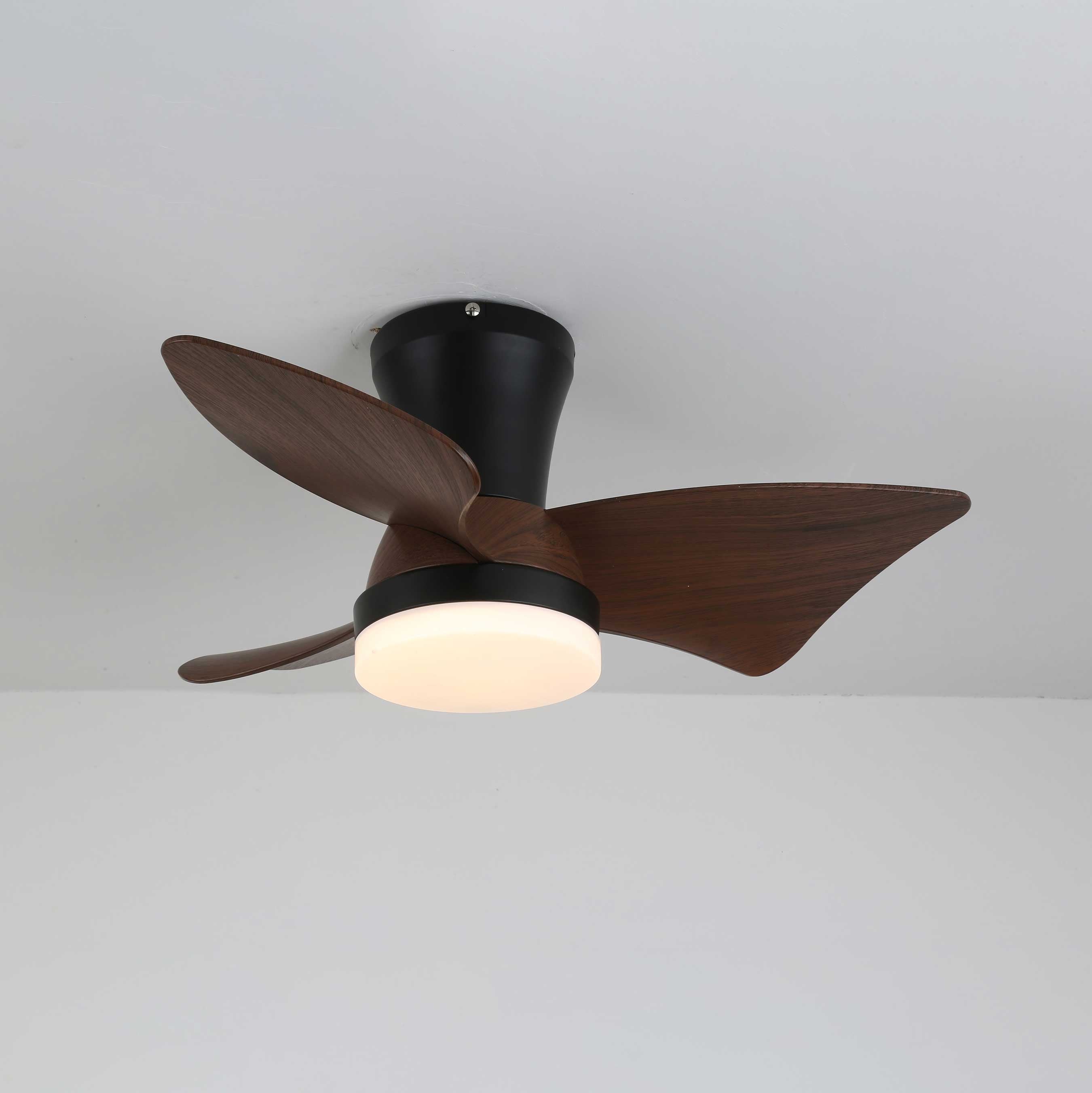 Ventilatore con luce Caspian in una finitura diversa, come nero o oro.