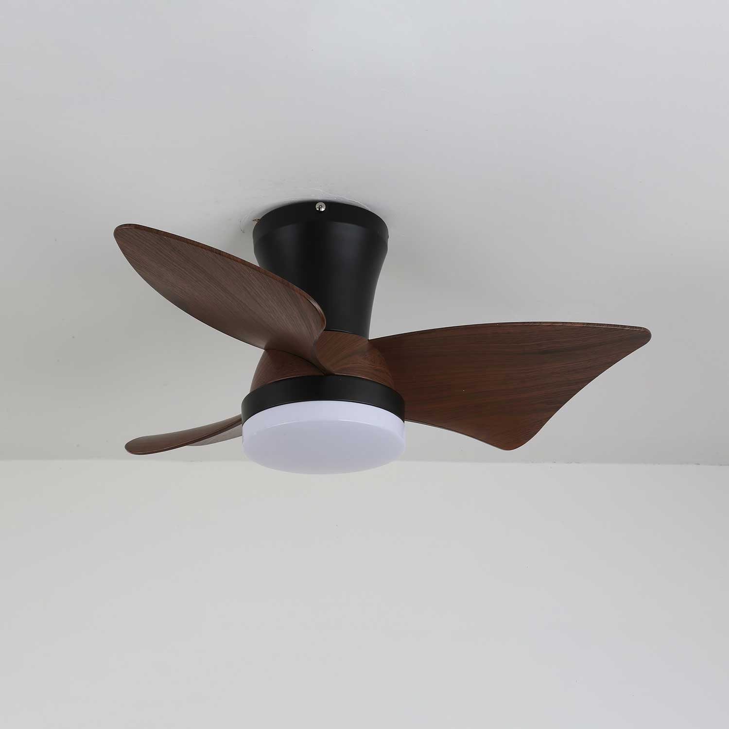 Ventilatore con luce Caspian visto dal basso, evidenziando il pannello LED.
