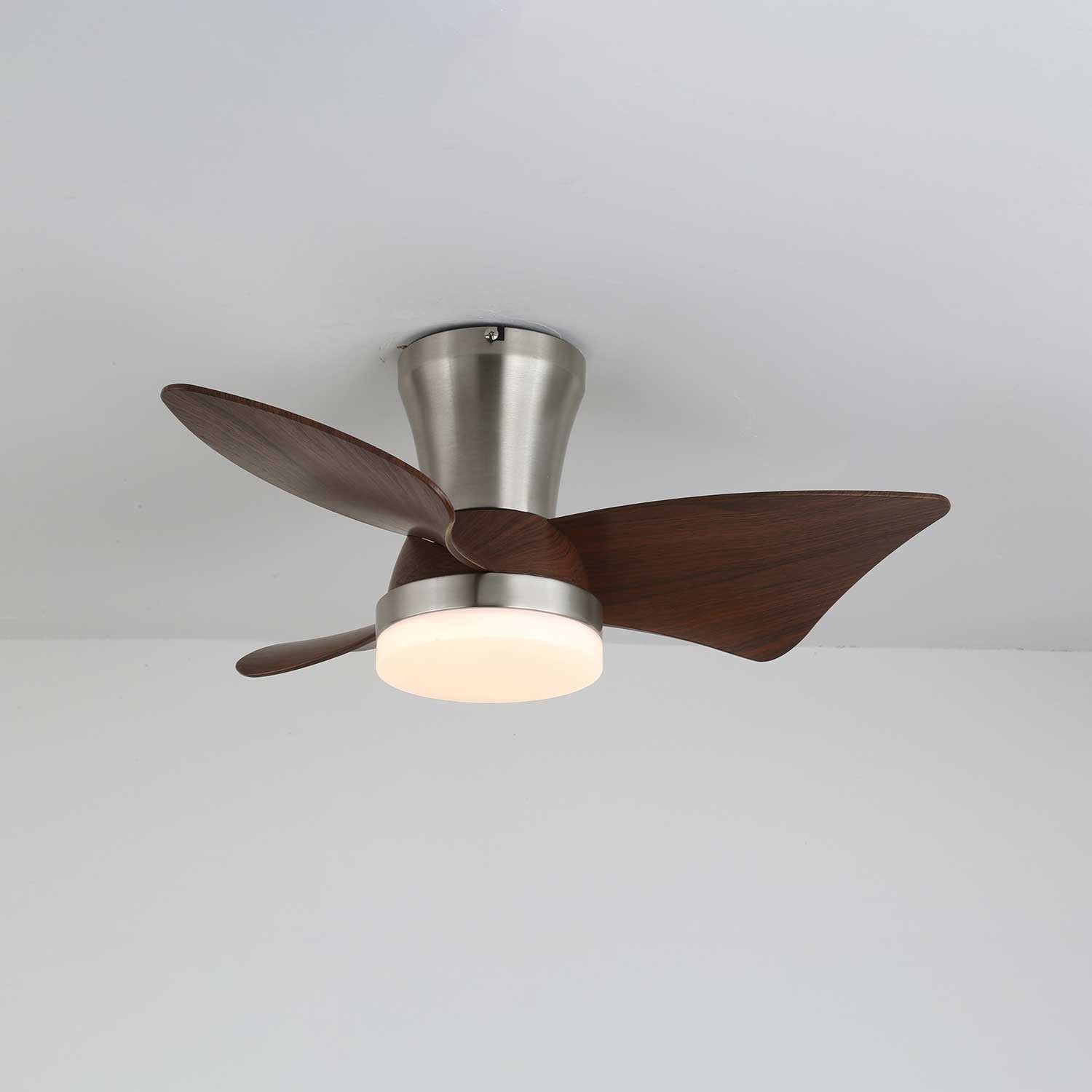 Primo piano delle pale in legno di noce del ventilatore con luce Caspian.