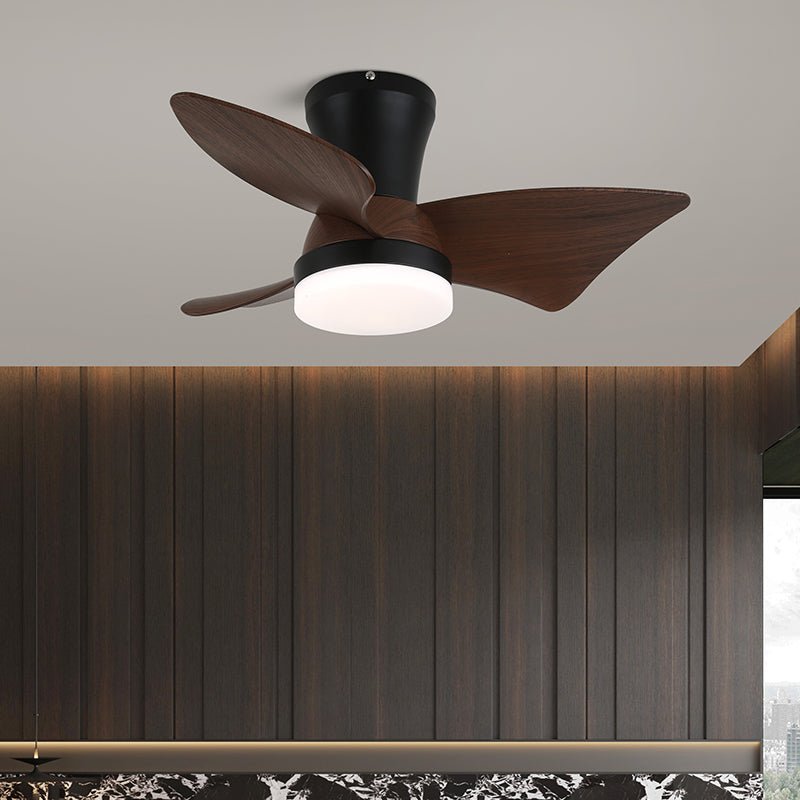 Ventilatore da soffitto Luvora minimalista in legno con luce, vista angolata con pale