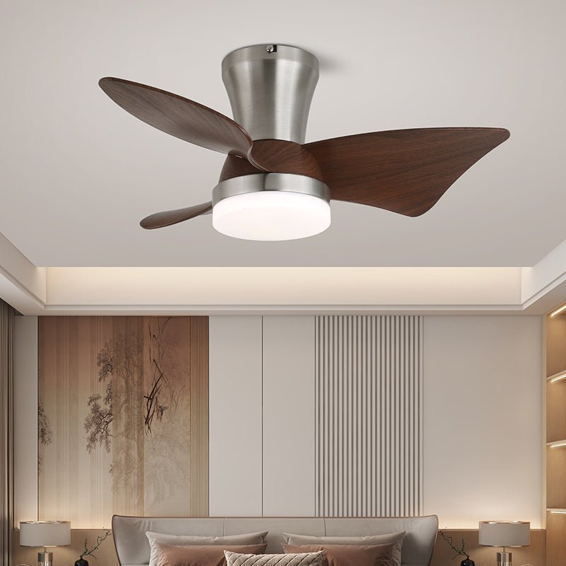 Ventilatore da soffitto Luvora con luce che mostra il telecomando portatile