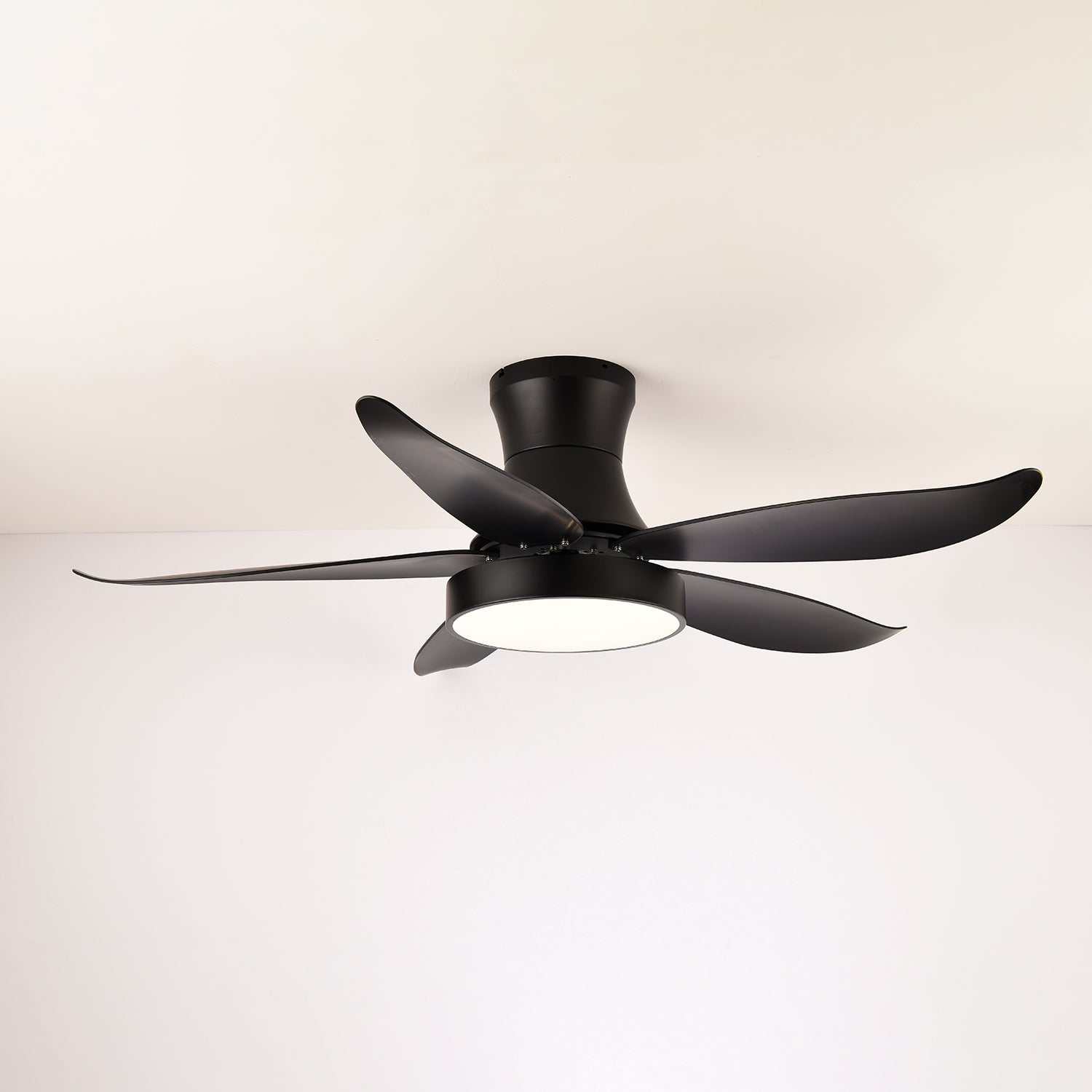 Vista dall'alto del ventilatore da soffitto Jada Moderno Nero con luce