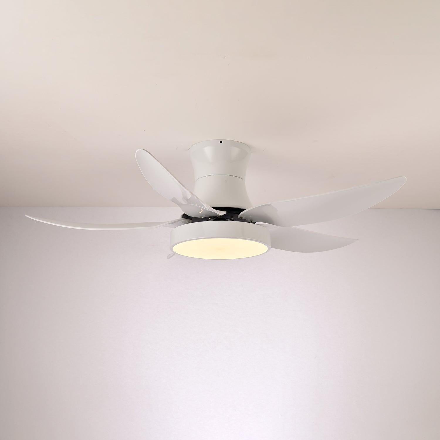 Ventilatore da soffitto Jada Nero con luce in un interno contemporaneo