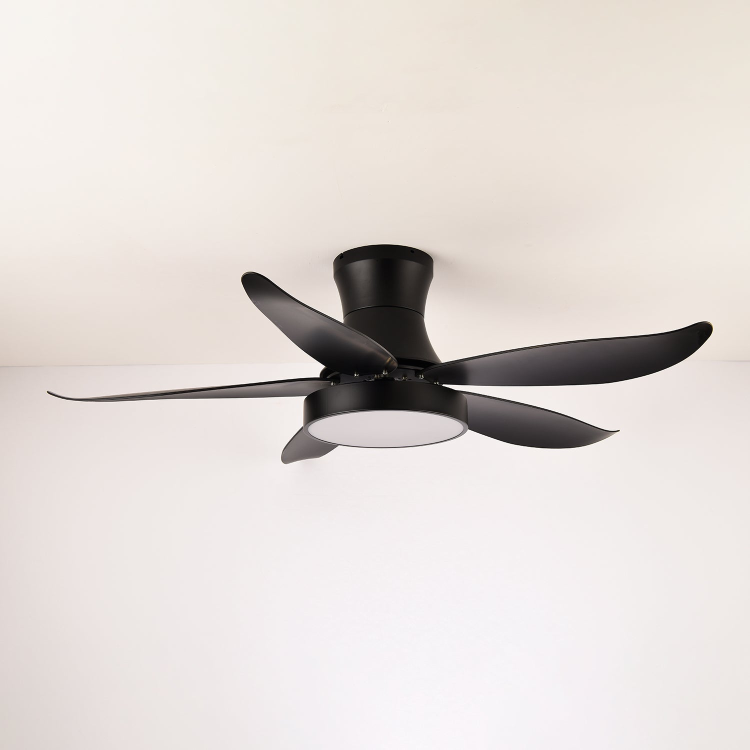 Ventilatore da soffitto Jada Nero con luce installato in un soggiorno moderno