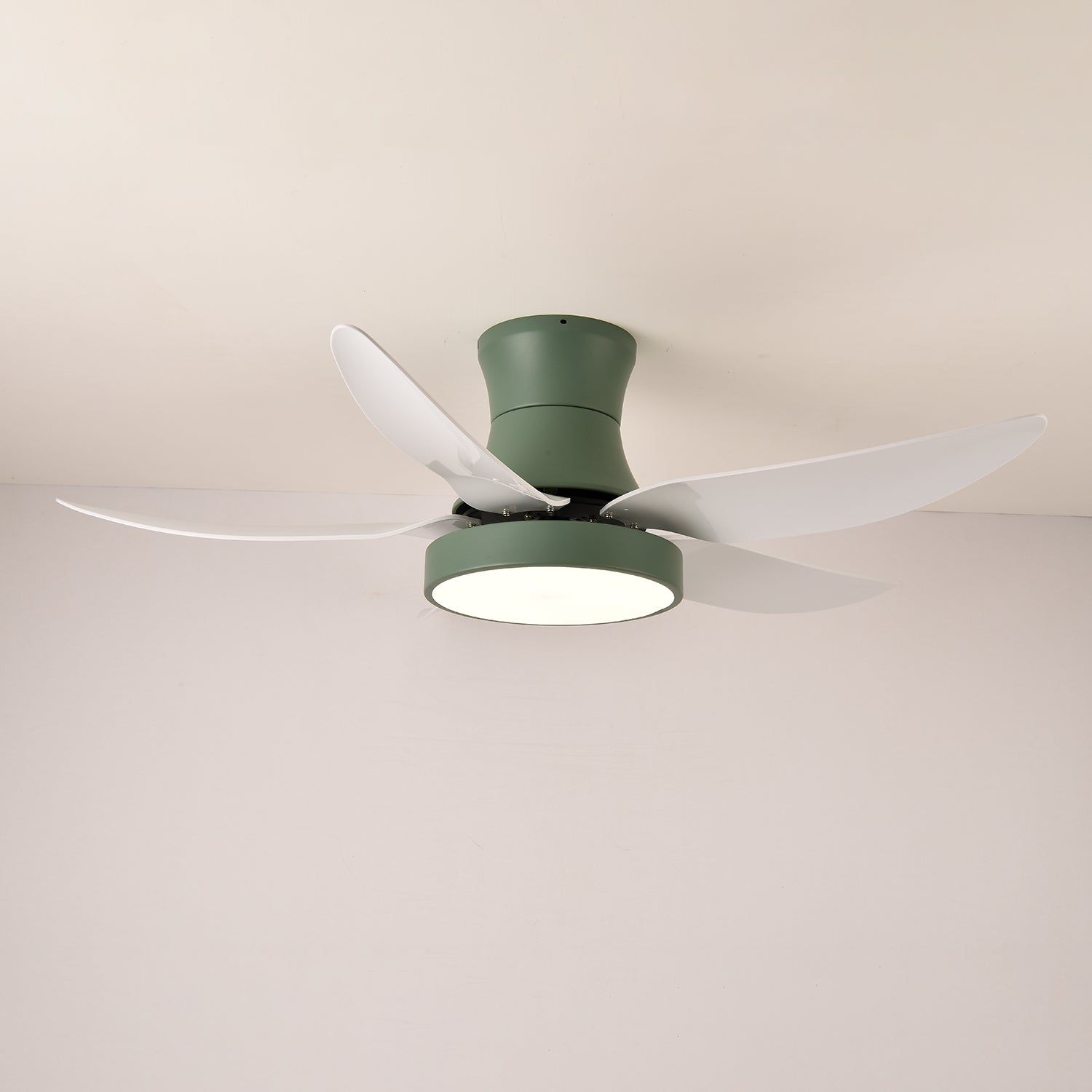 Ventilatore da soffitto Jada Nero con luce visto dal basso, che mostra le pale