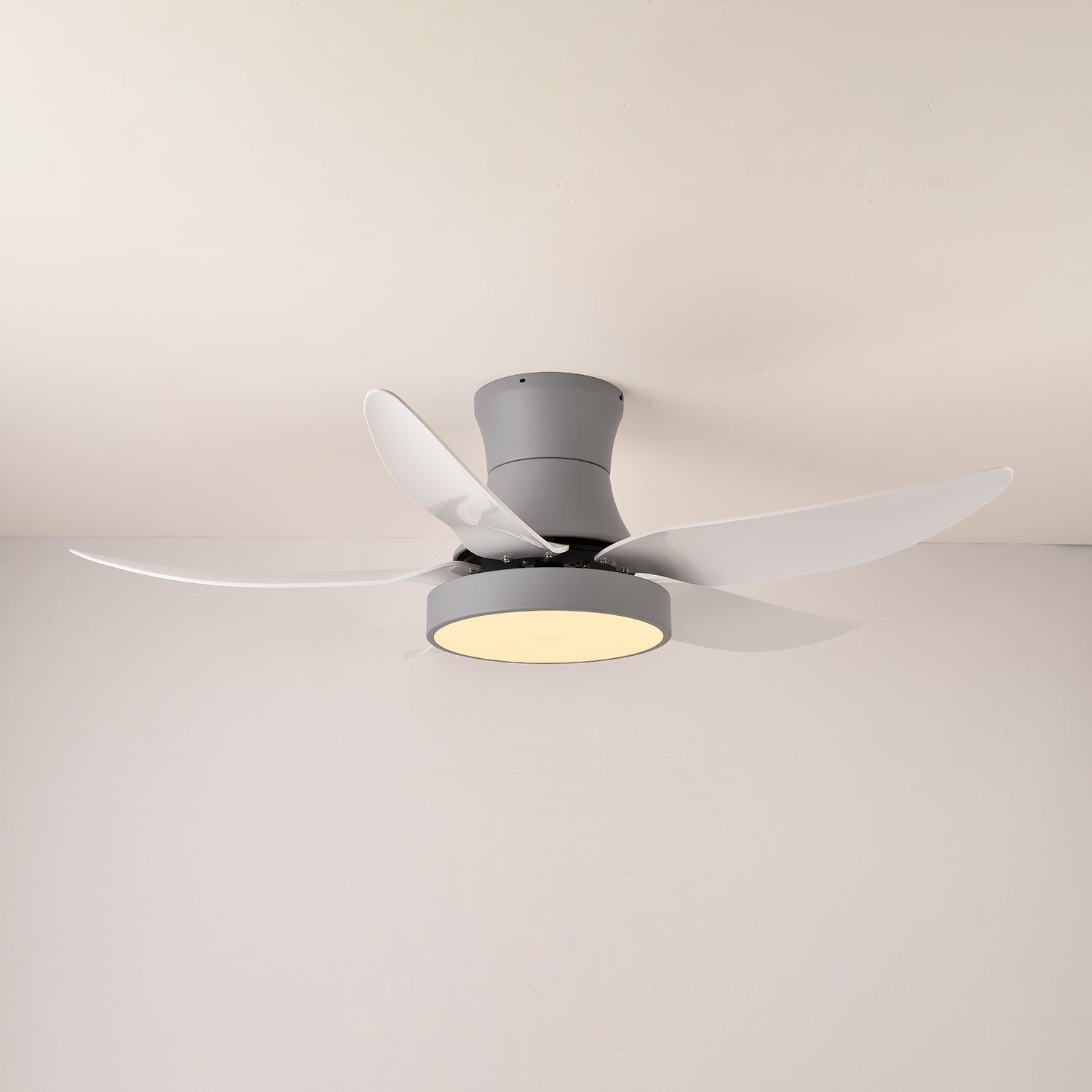 Vista angolata del ventilatore da soffitto Jada Moderno Nero con luce