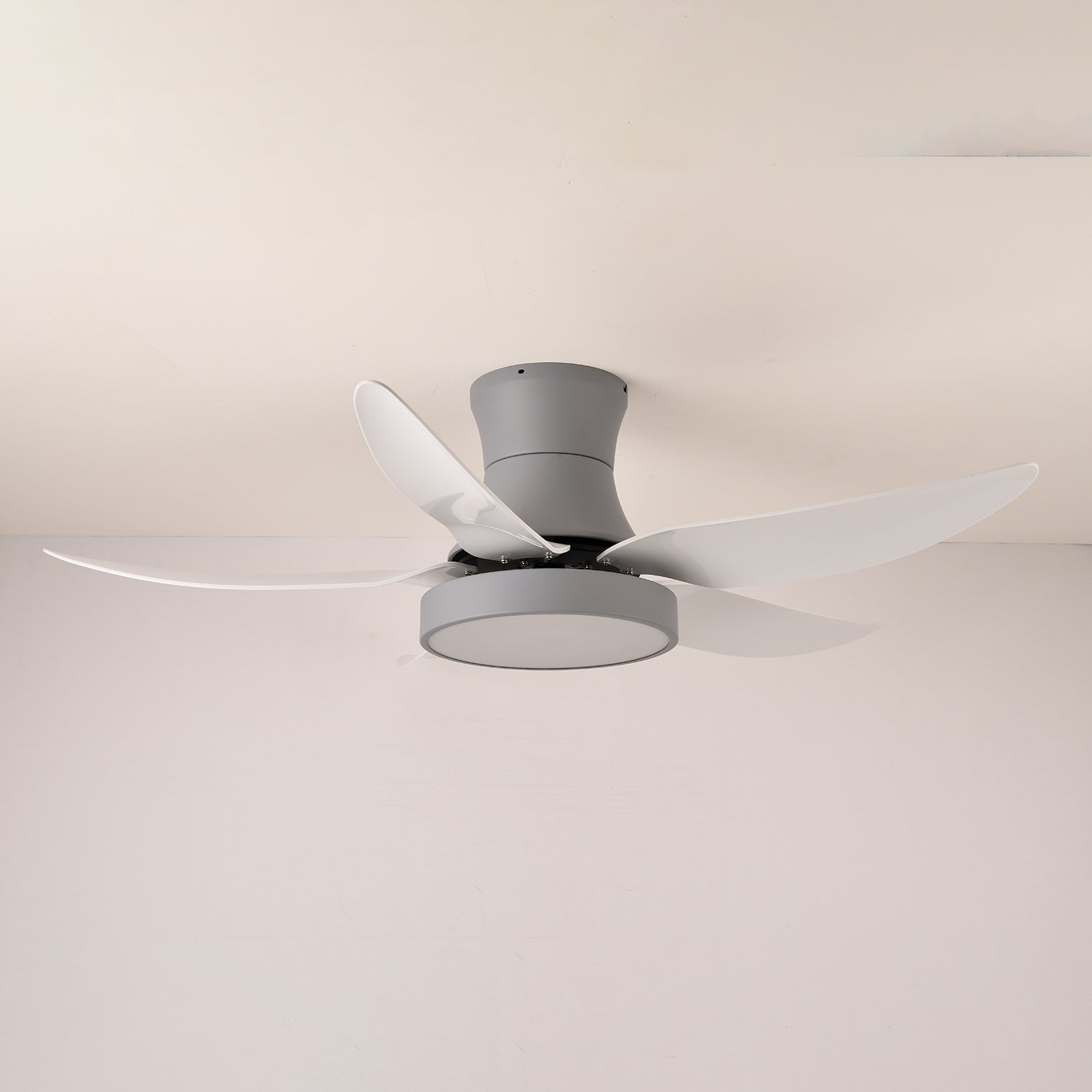 Primo piano del diffusore in acrilico del ventilatore da soffitto Jada Nero con luce
