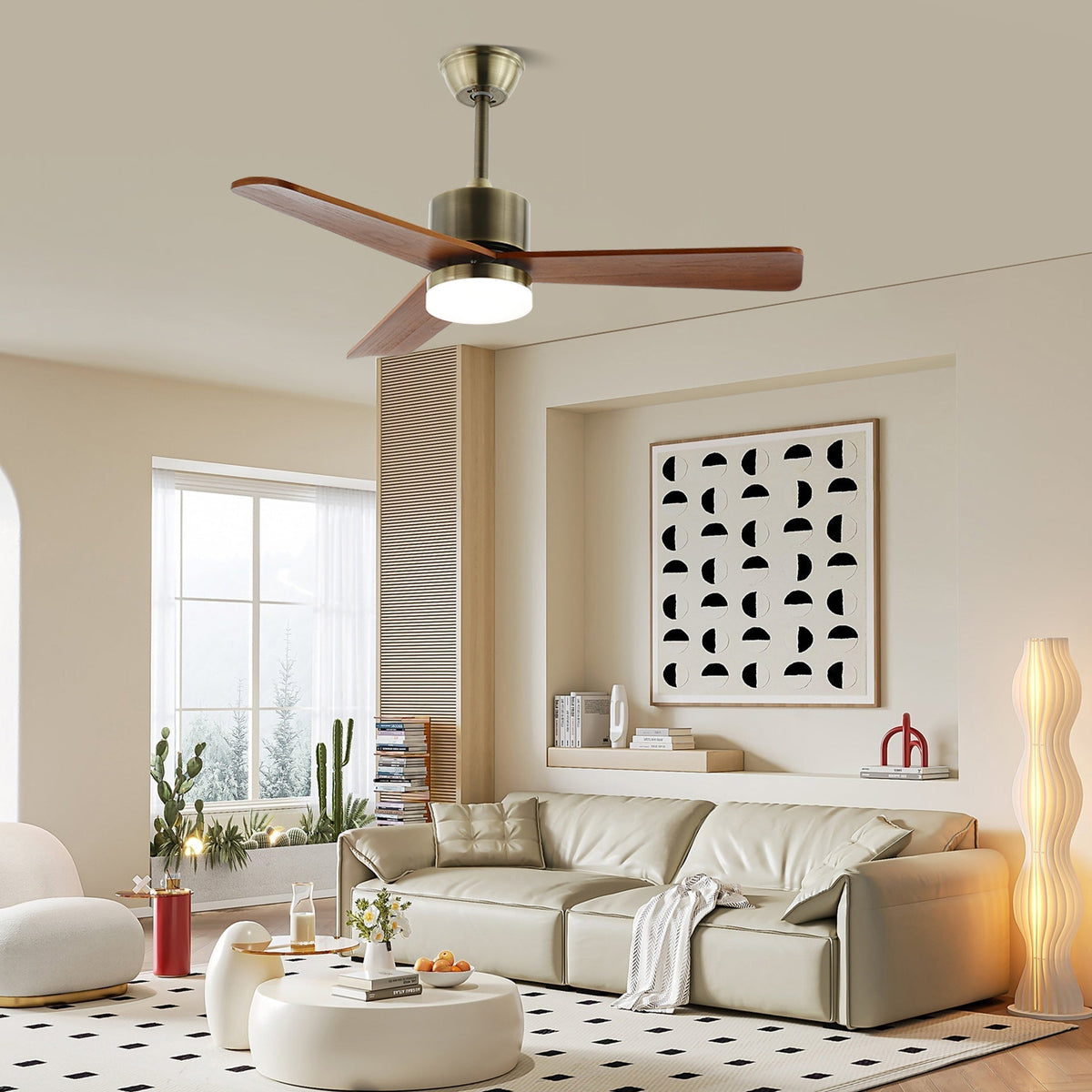 Vista laterale del ventilatore da soffitto minimalista argentato.