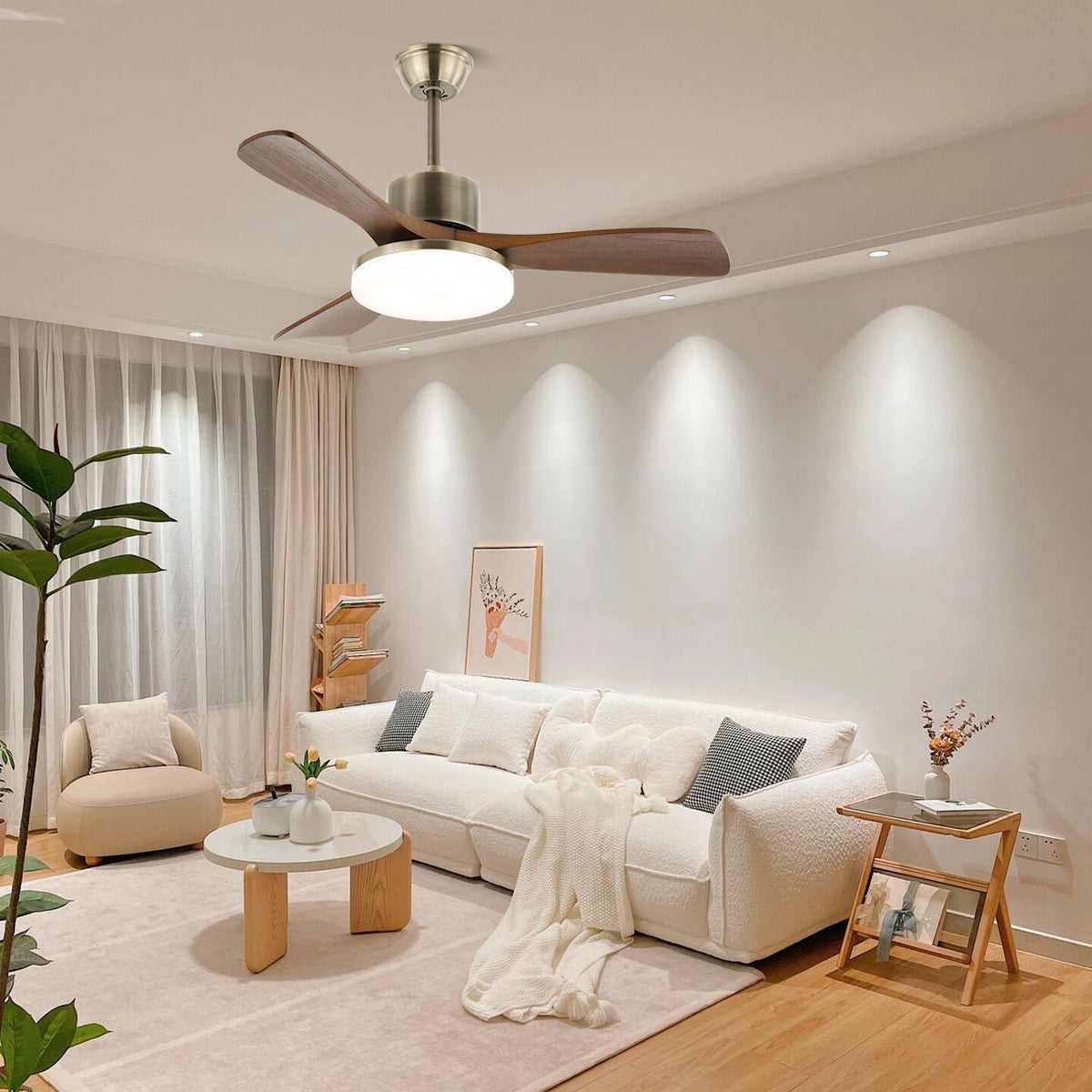 Ventilatore da soffitto con luce in un ambiente soggiorno moderno.