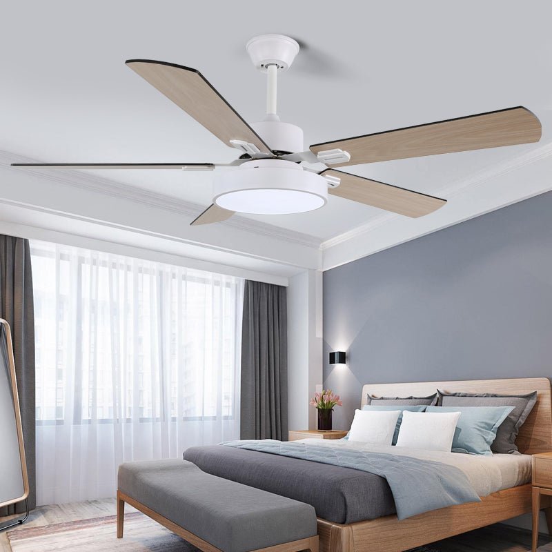 Ventilatore Aerilux con luce LED integrata, visto dal basso.
