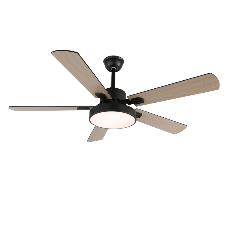Ventilatore da soffitto Aerilux moderno in legno che mostra la sua funzionalità multi-velocità.