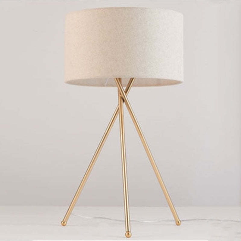 Baines Moderna LED Lampada da Terra Tessuto Bianco Treppiede Sala da Pranzo/Soggiorno/Camera da Letto
