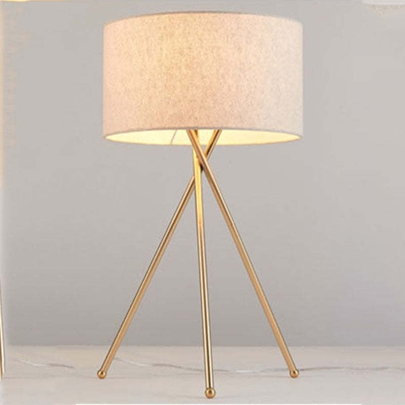 Baines Moderna LED Lampada da Terra Tessuto Bianco Treppiede Sala da Pranzo/Soggiorno/Camera da Letto